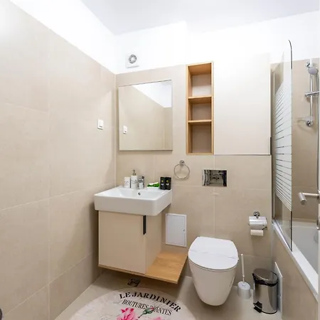 Mohost Sabina - Quiet Luxury With Balcony Views Apartment *