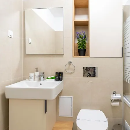Mohost Sabina - Quiet Luxury With Balcony Views Apartment