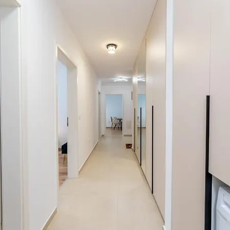 Mohost Sabina - Quiet Luxury With Balcony Views Apartment *