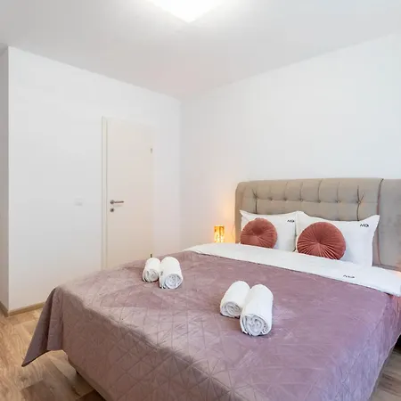Mohost Sabina - Quiet Luxury With Balcony Views Apartment