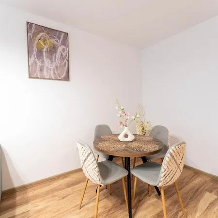 Mohost Sabina - Signature Retreat With Balcony Apartment *